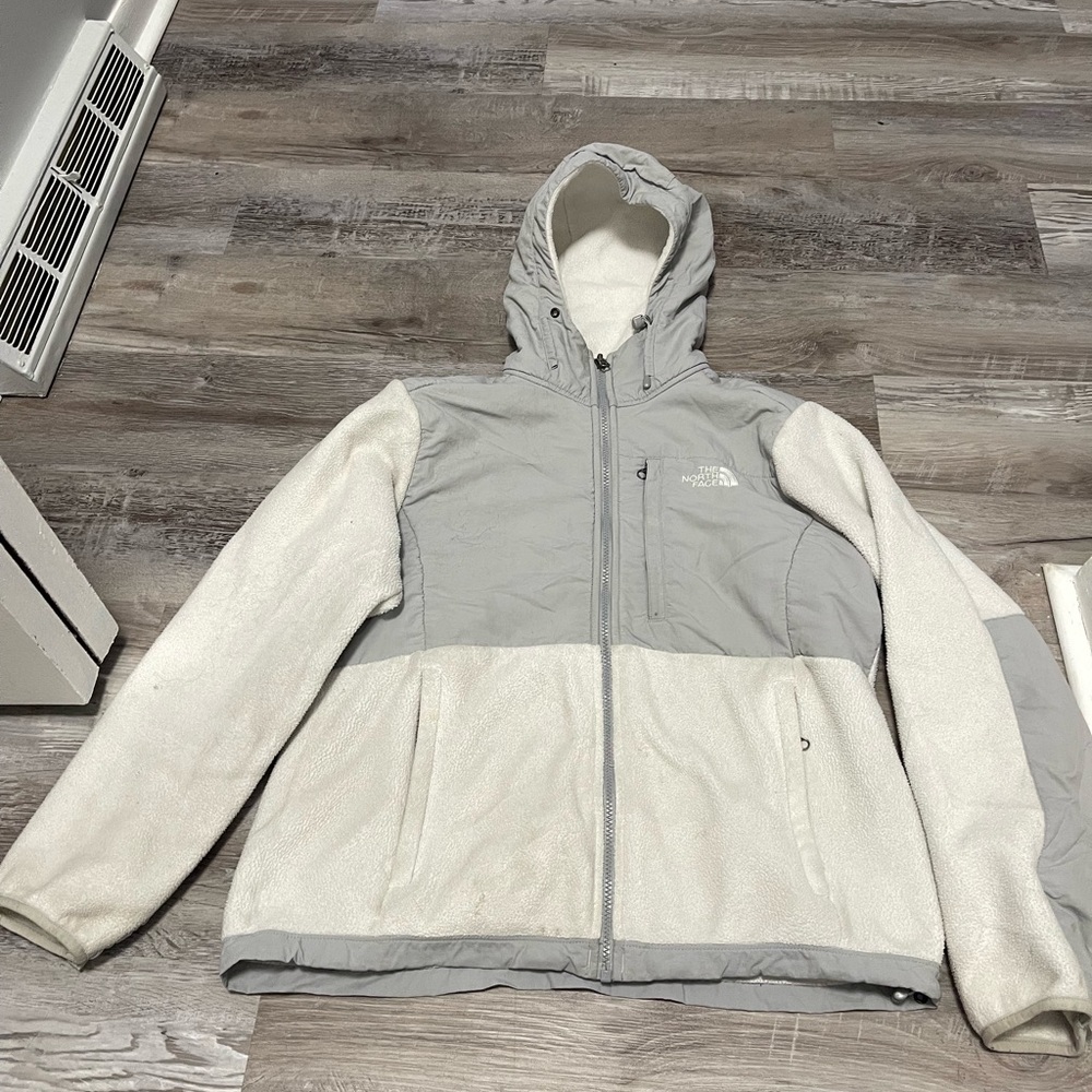 Women’s medium north face white